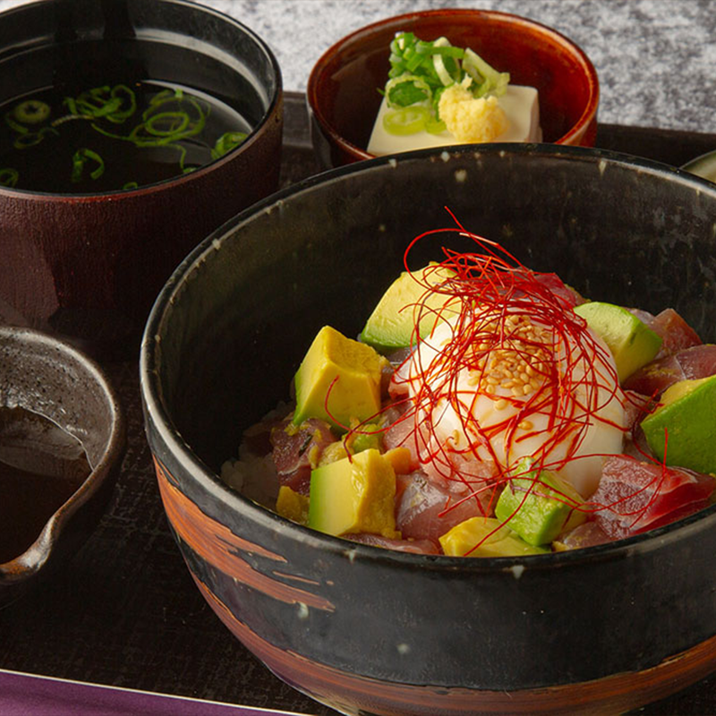 ＜8月限定＞<br>マグロとアボカドの出汁醤油丼<br>1,760円(税込)