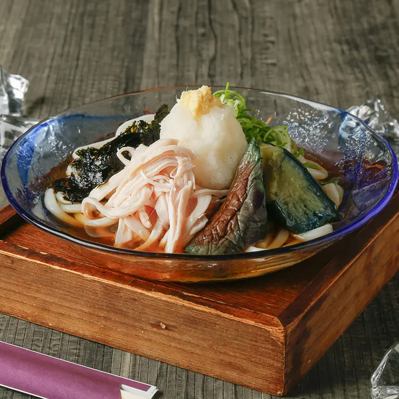 ＜9月限定＞<br>柔らか蒸し鶏と揚げ茄子の冷製うどん<br>｛温製もご提供しております｝<br>1,300円