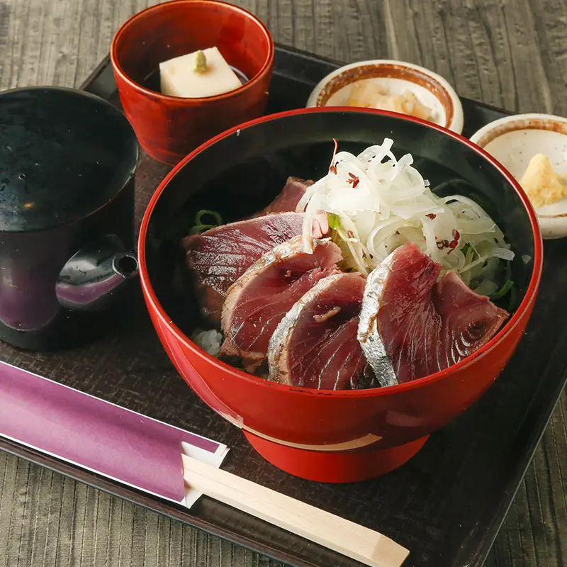 ＜9月限定＞<br>戻りガツオのたたき丼 <br>出汁茶・香の物付き <br>1,650円