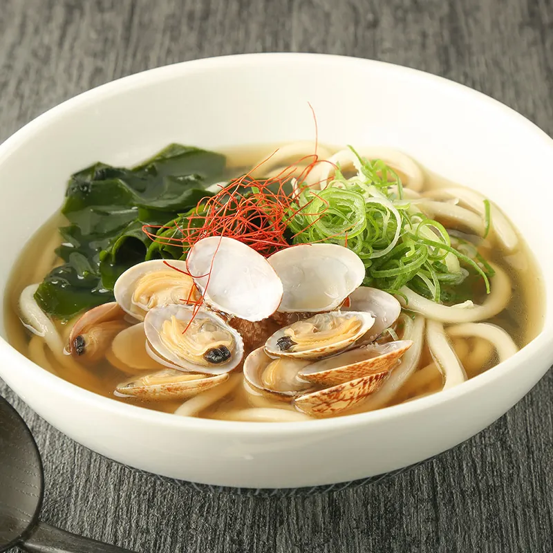 ＜ランチ＞<br>出汁が旨い！<br class=’sp_only’>旬あさりと生わかめのうどん<br>1,300円(税込)